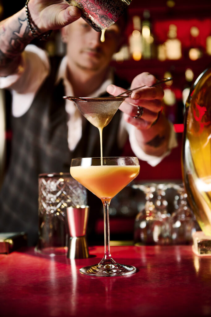 Verse cocktail ingeschonken in Bisous Amsterdam op Rood Pronck barblad