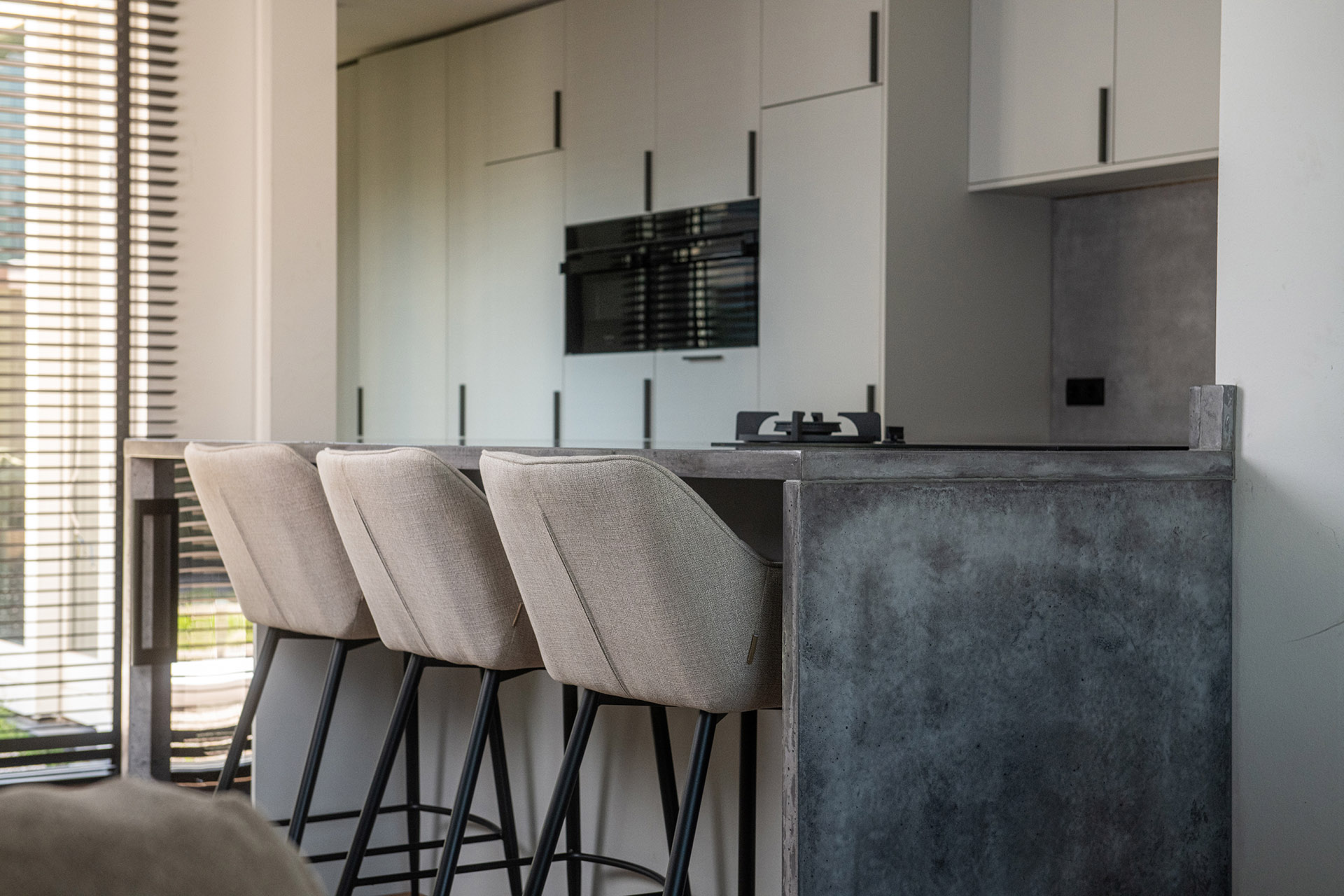 Bekijk deze industriële keuken, voorzien van alle moderne gemakken.