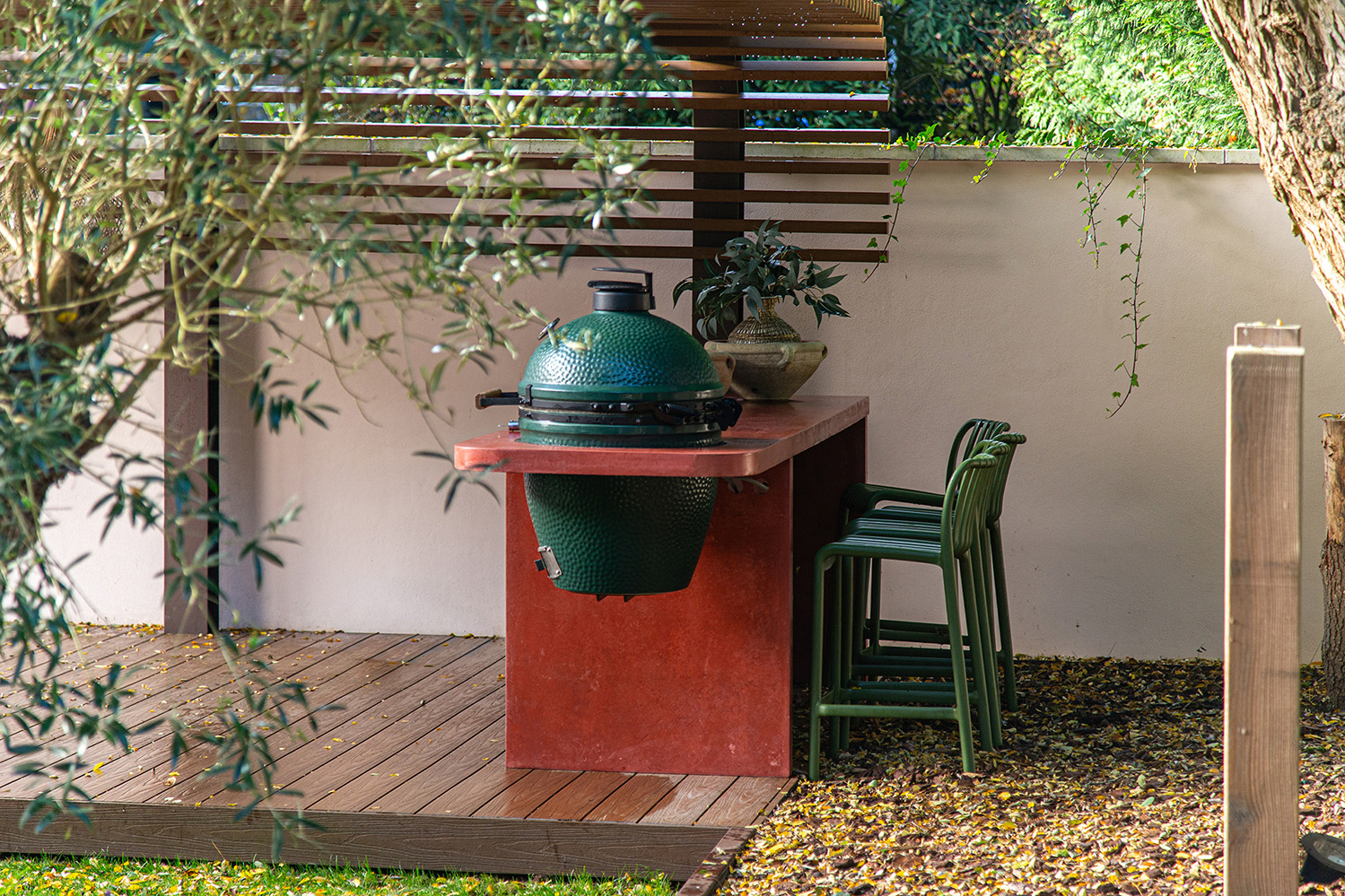 Roze betonnen buitenkeuken